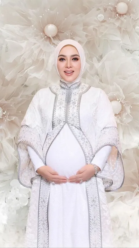 Potret Syahrini Makan Bareng Sang Adik, Bumil Cantik Tampil Pakai Dress Hijau - Tenteng Tas Hermes Bernilai Fantastis