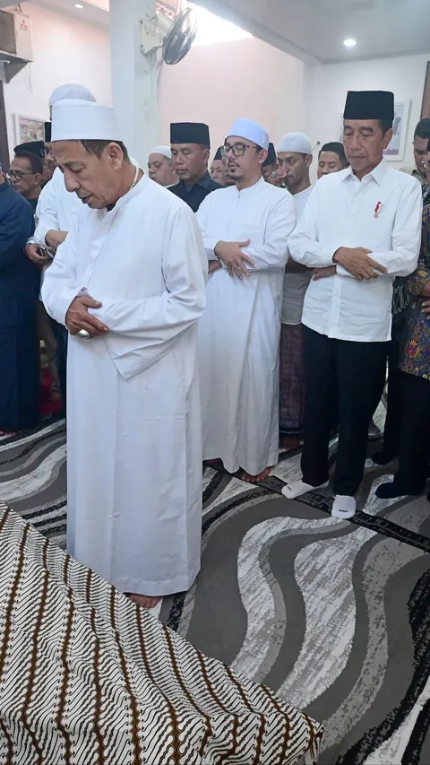 FOTO: Momen Jokowi Takziah ke Rumah Duka Istri Habib Luthfi, Ikut Salatkan Jenazah