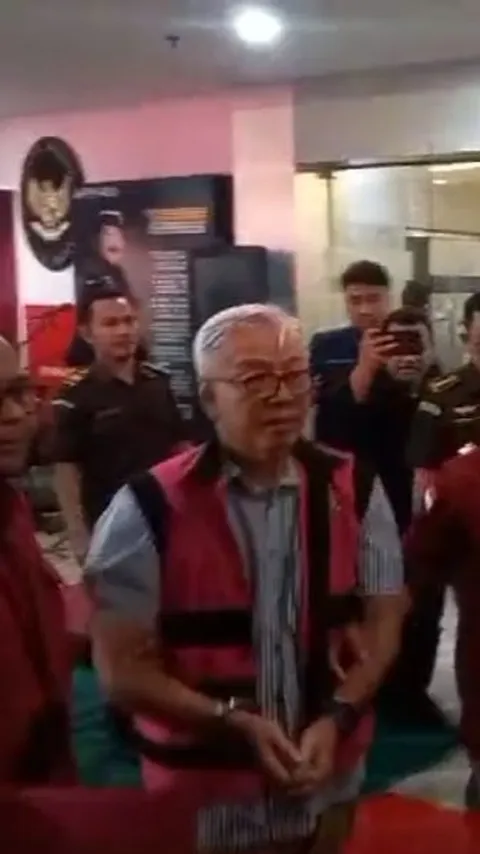 Terjerat Korupsi Timah, Ini Penampakan Eks Dirjen Minerba Kementerian ESDM Pakai Rompi Tahanan & Tangan Diborgol