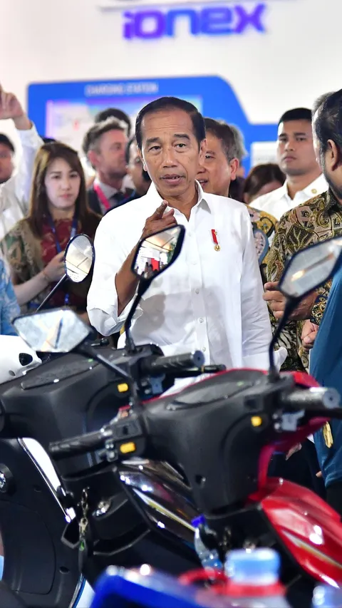 Jokowi Senang Lihat Kendaraan Listrik Menjamur, Pastikan Pabrik Baterai Mobil Listrik Beroperasi Bulan Depan