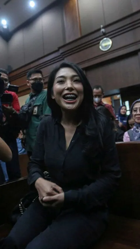 VIDEO: Hakim Cecar Biduan Cantik Nayunda Nabila di Sidang SYL "Pernah Dibayar RP100 Juta?"
