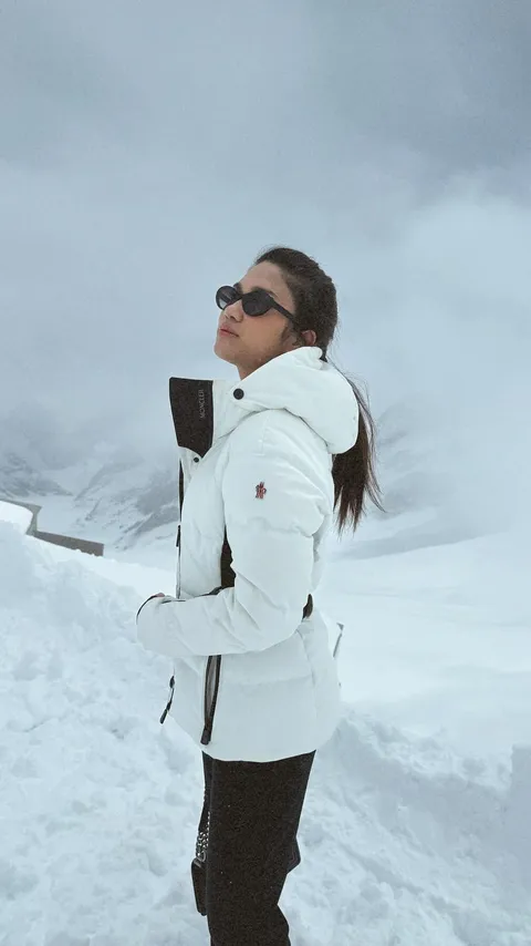 8 Potret Azizah Salsha Asyik Main Salju di Swiss, Penampilan Cantiknya Bikin Salfok
