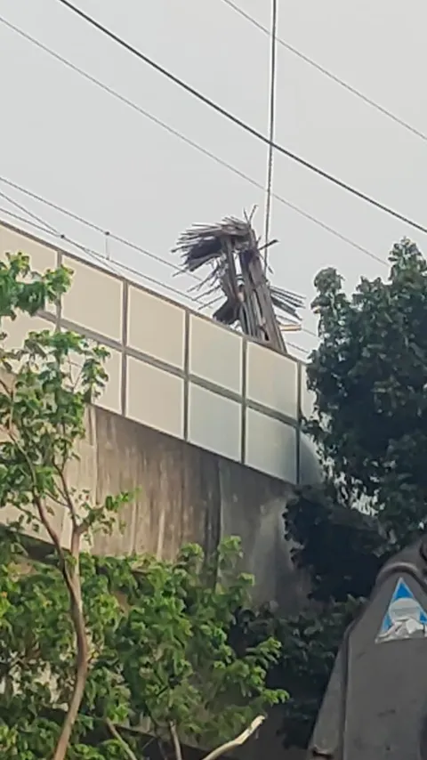 Kronologi Besi Crane Proyek Kejagung Jatuh Lalu Dihantam MRT sampai Muncul Percikan Api