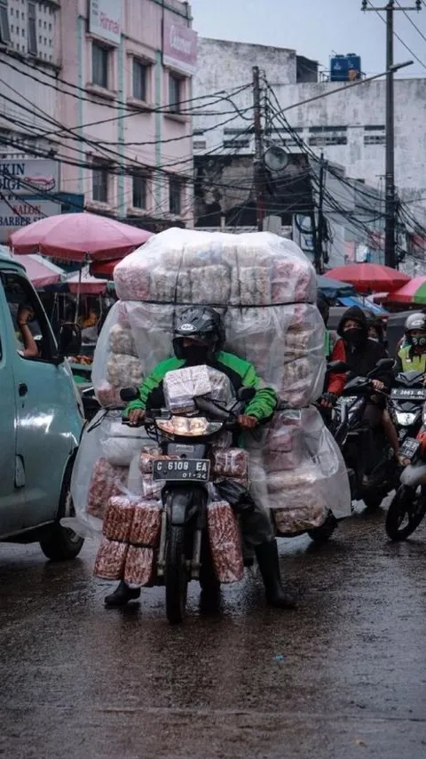 10 Potret Pemotor Bawa Muatan di Luar Nalar, Sopir Pikap dan Truk Pun Minder