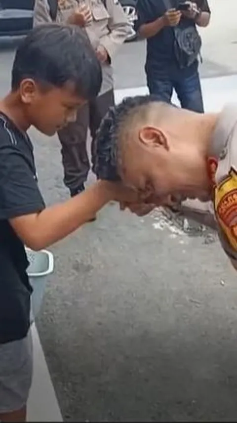 Bocah Penjual Kue Kaget Tangannya Dicium Perwira Polisi 