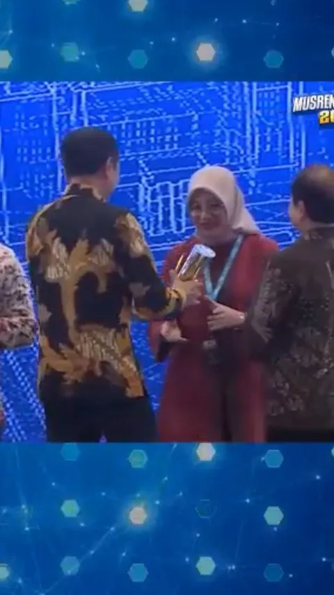Presiden Jokowi Serahkan Penghargaan Pembangunan Daerah ke Bupati Banyuwangi
