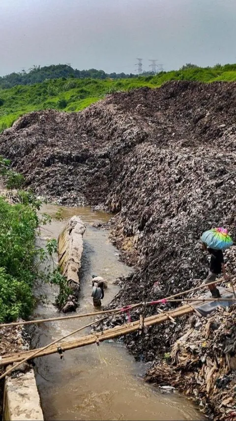 FOTO: Penampakan Gunung Sampah di TPA Cipayung yang Overload hingga Nyaris Tutup Aliran Sungai