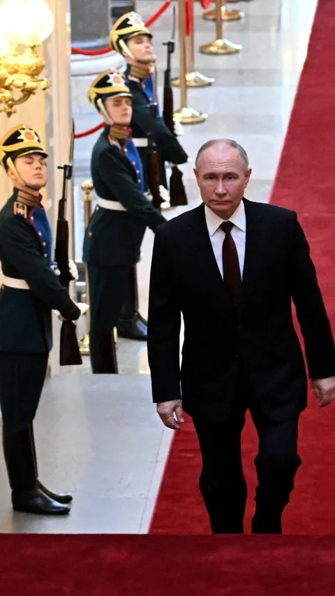 FOTO: Detik-Detik Vladimir Putin Kembali Dilantik Menjadi Presiden Rusia Periode ke-5 di Istana Kremlin