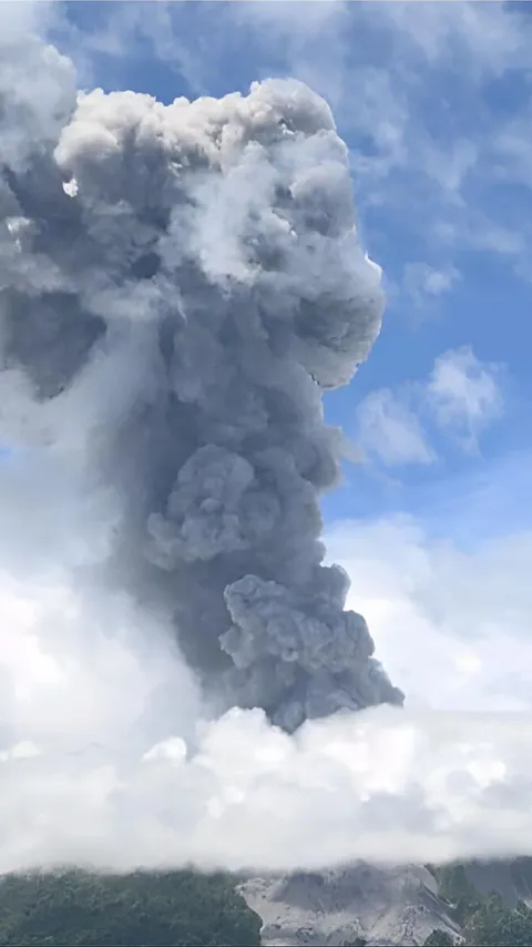 FOTO: Penampakan Erupsi Gunung Ibu di Maluku Utara, Semburkan Abu Vulkanik Setinggi 1.500 Meter