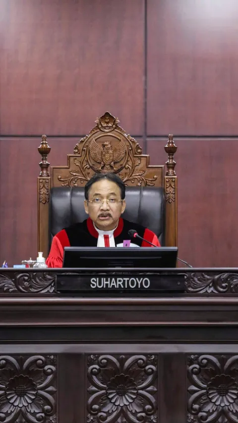 VIDEO: Hakim MK Suhartoyo Sentil Ketua KPU "Pak Hasyim Tidur Ya?"
