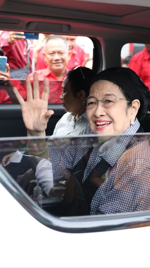 Buka Kaca Jendela Mobil & Tebar Senyum, Potret Megawati Sapa Kader & Masyarakat Ende NTT