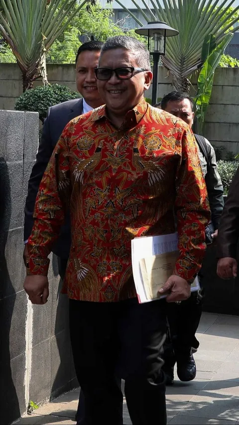 FOTO: Senyum Hasto Kristiyanto Tiba di KPK Sebelum Diperiksa untuk Kasus Harun Masiku