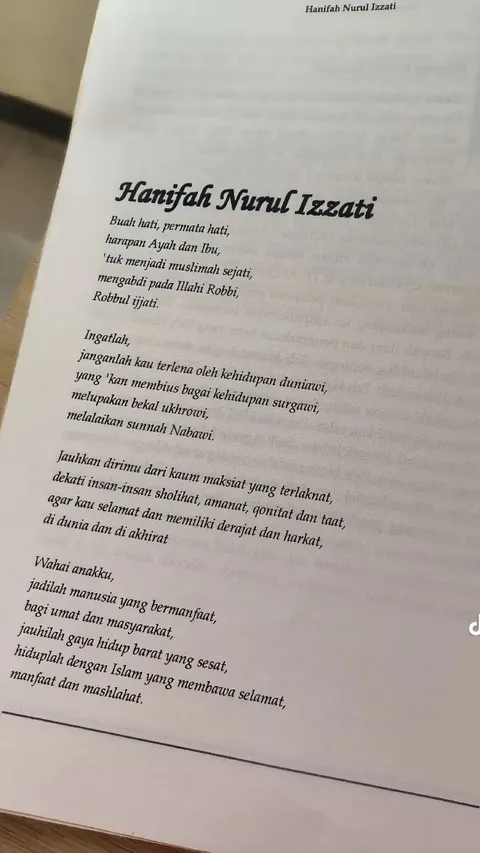 Tinggalkan Keluarga 7 Tahun untuk Kuliah S2 dan S3 di Luar Negeri, Ayah Ini Buat Buku Isi Nasihat untuk Anaknya