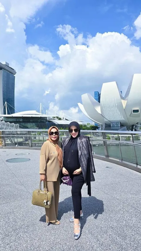 Baby Bump Terlihat Makin Besar, 8 Foto Terbaru Bumil Glowing Syahrini di Singapura!