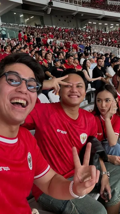 Momen El Rumi Nonton Timnas di Stadion Bareng Rizky Febian dan Thariq Halilintar yang Datang Bersama Pasangan: Jatohnya jadi Nyamuk