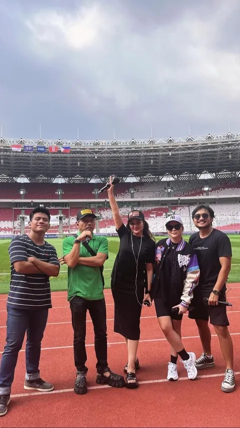 Kontroversi di GBK, Potret Anang-Ashanty Nyanyi Usai Kemenangan Timnas, Disambut Hujatan- Walkout