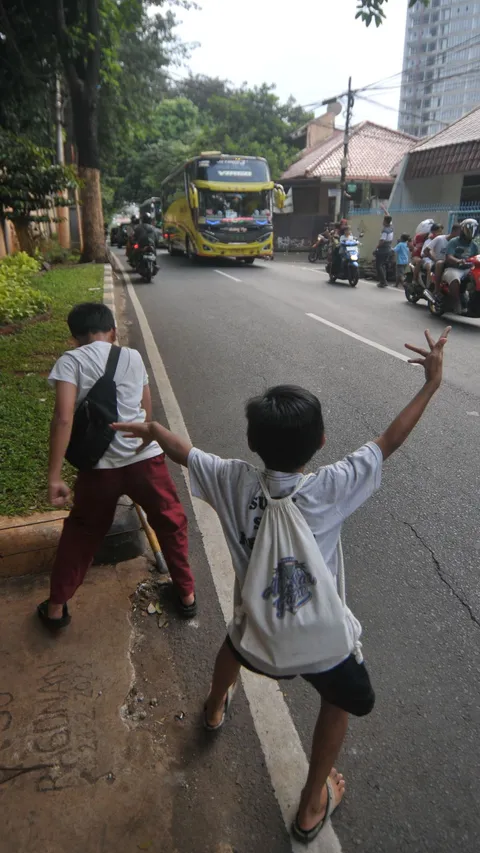 FOTO: Potret Anak-Anak Tetap Nekat Berburu Klakson Telolet Bus Meski Mengancam Nyawa