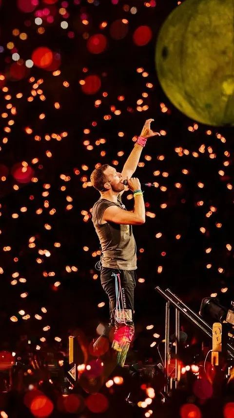 Penonton Coldplay Bawa Bendera Israel Tiba-Tiba Jatuh saat Naik ke Atas Panggung, Netizen Justru Gembira