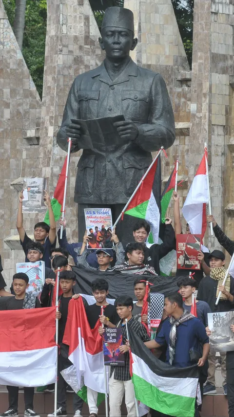 FOTO: Puluhan Pemuda Gelar Aksi Solidaritas untuk Palestina di Tugu Proklamasi