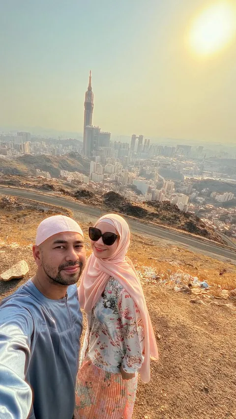 Deretan Foto Raffi Ahmad dan Nagita Slavina di Jabal Khandama Mekkah, Pemandangannya Indah Banget