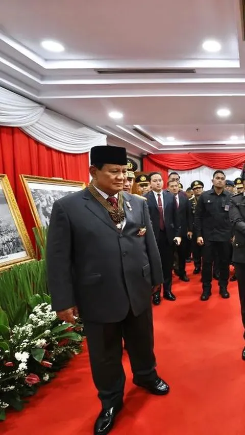 VIDEO: Karpet Merah untuk Prabowo Terima Kehormatan Bintang Bhayangkara di Mabes Polri
