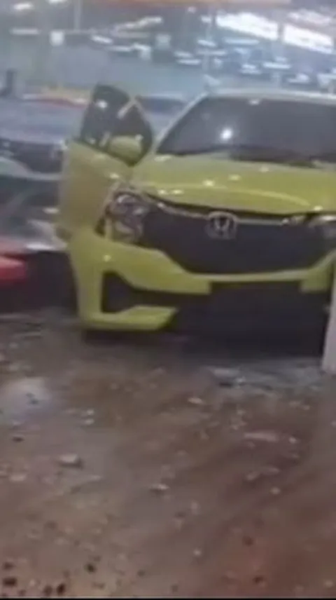Viral Honda Brio Tabrak Pintu Kaca Showroom di Palembang Gara-Gara OB Terinjak Gas