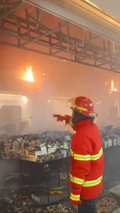 Kebakaran Mal Revo Bekasi, 10 Orang Dilarikan ke Rumah Sakit
