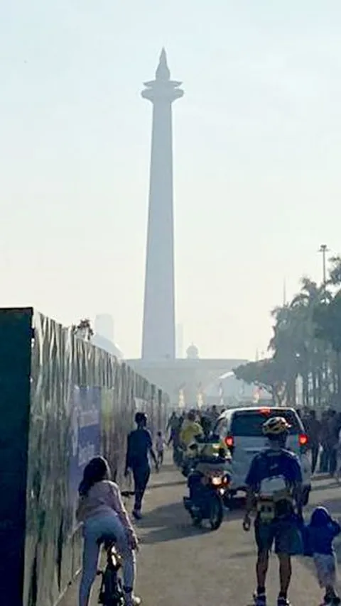 Suasana Kawasan Monas Minggu Pagi Seusai Perayaan Puncak HUT Jakarta