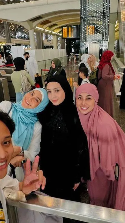 Potret Kepulangan Rombongan Keluarga Raffi Ahmad Usai Jalankan Ibadah Haji, Disambut Hangat Keluarga & Sahabat