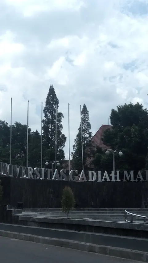 Perjuangan Anak Buruh Ukir Kayu Raih Beasiswa hingga Lulus S2 di UGM, Sempat Dicemooh Tetangga karena Ekonomi Pas-pasan