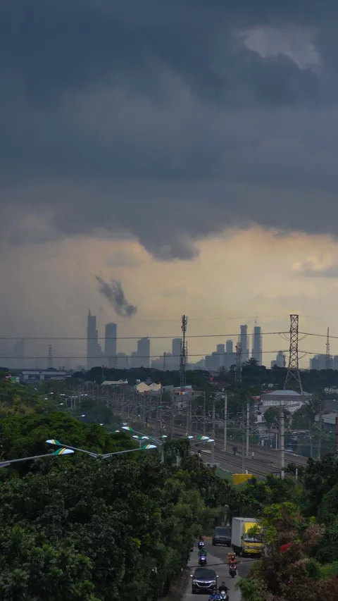 FOTO: Penampakan Awan Gelap dan Tebal Kepung Jakarta, BMKG Keluarkan Peringatan Dini