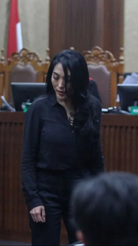 Biduan Cantik Nayunda Nabila Umbar Senyum Bersaksi di Sidang Eks Mentan SYL