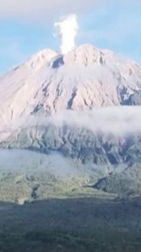 Gunung Semeru Kembali Erupsi, Lontarkan Abu Vulkanik Setinggi 800 Meter