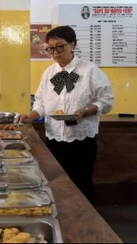 Intip Keseruan Menlu Retno Marsudi Makan Nasi Pecel di Yogyakarta, 