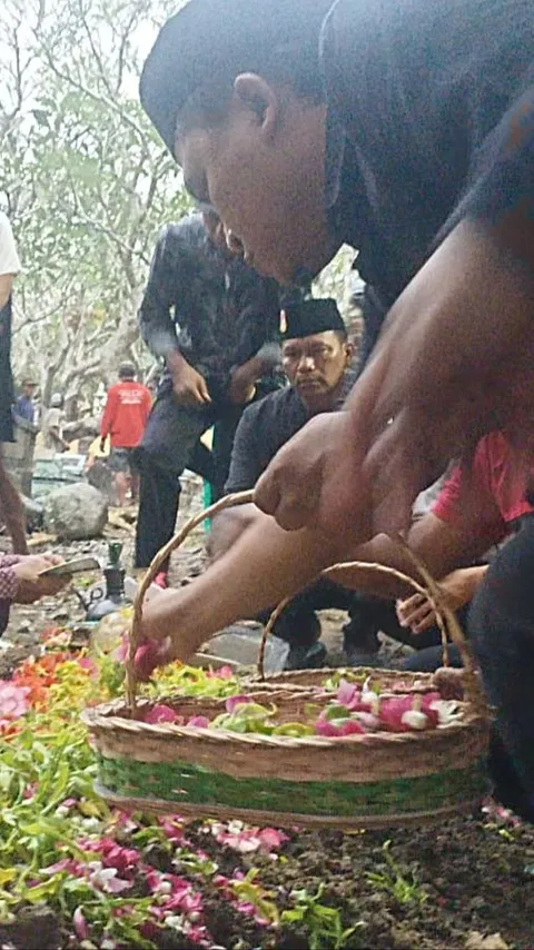 Pemakaman Polisi yang Tewas Dibakar Istrinya yang Juga Polisi Diiringi Isak Tangis Keluarga