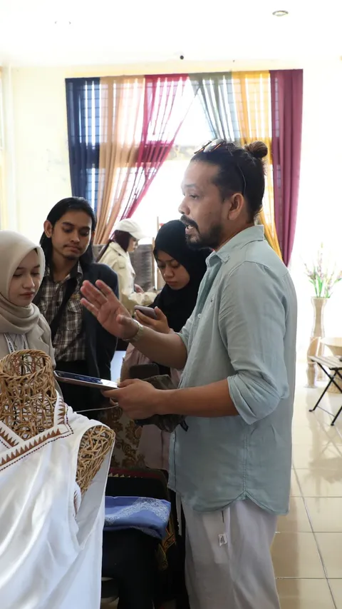 Anak Muda Aceh Berburu Kain untuk Desainer Muda
