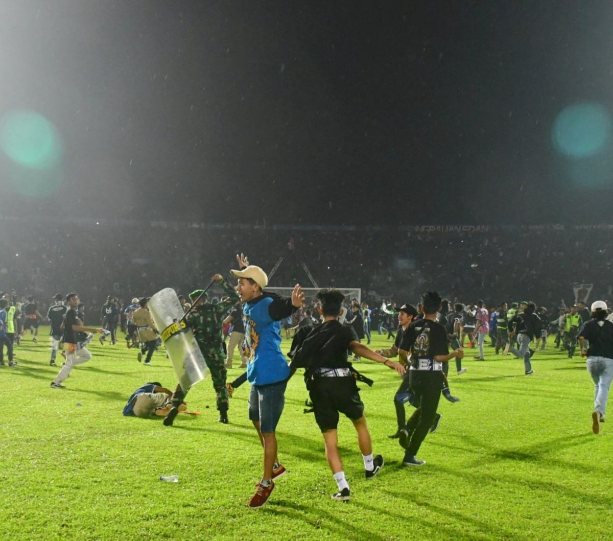 Hari Sabtu tepatnya pada tanggal 1 Oktober 2022 lalu menjadi hari paling kelam dalam sejarah dunia sepak bola Indonesia.<br><br>Kejadian itu terjadi saat laga Arema FC melawan Persebaya Surabaya yang digelar di Stadion Kanjuruhan, Malang.<br><br><br>