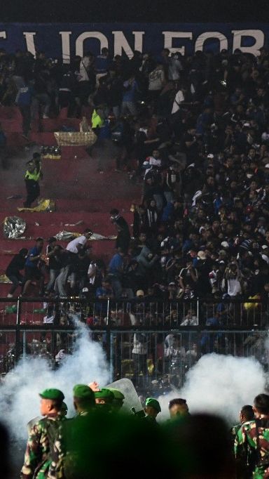 Suasana semakin tak terkendali, terlihat di tribun semua orang berlari saling dorong menyelamatkan diri dan tidak peduli itu anak-anak, orangtua, dan perempuan.