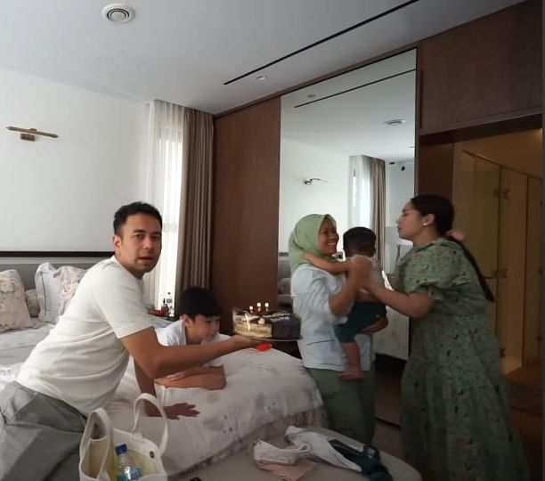 Momen Raffi Ahmad & Nagita Slavina Beri Kejutan Ultah Untuk Sus Rini, Rayyanza Malah Nangis Histeris