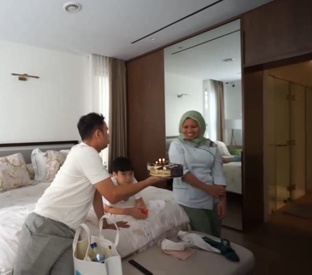 Momen Raffi Ahmad & Nagita Slavina Beri Kejutan Ultah Untuk Sus Rini, Rayyanza Malah Nangis Histeris