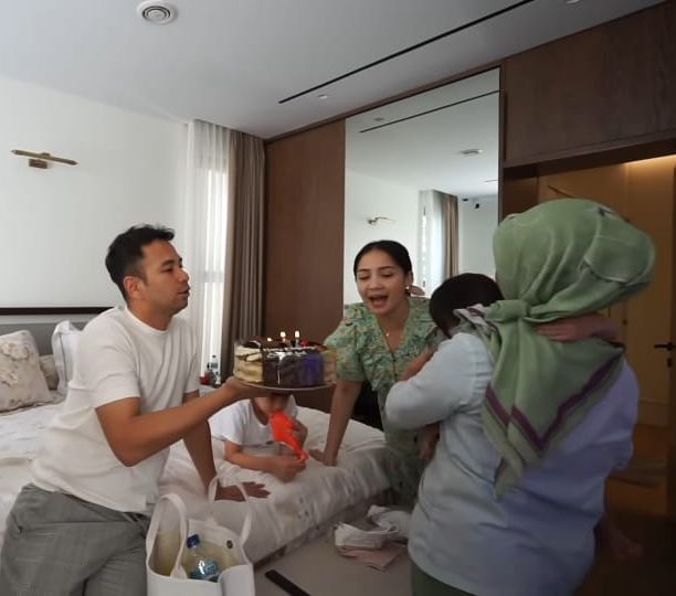 Momen Raffi Ahmad & Nagita Slavina Beri Kejutan Ultah Untuk Sus Rini, Rayyanza Malah Nangis Histeris