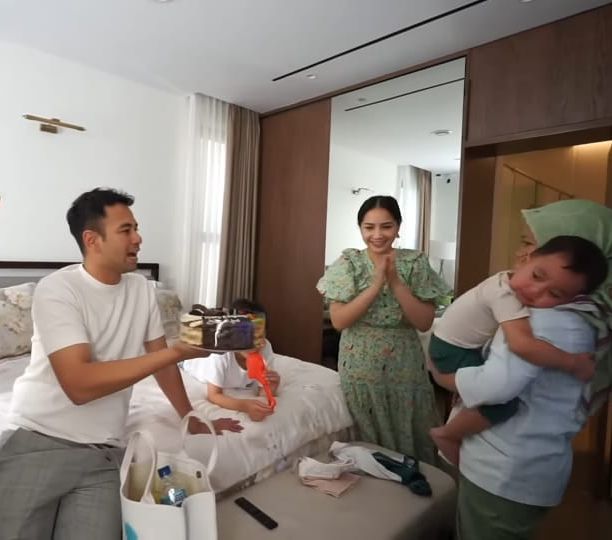 Momen Raffi Ahmad & Nagita Slavina Beri Kejutan Ultah Untuk Sus Rini, Rayyanza Malah Nangis Histeris