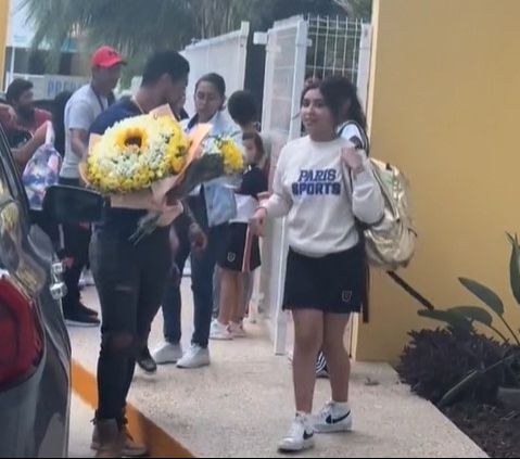 Viral Video Ayah Sangar Dampingi Putrinya Terima Bunga dari Teman Lelaki