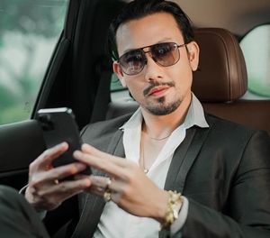 Ajak Pria Jadi Ganteng Nggak Pakai Ribet, Denny Sumargo Luncurkan Brand Lokal SOMBONG Eksklusif di Shopee