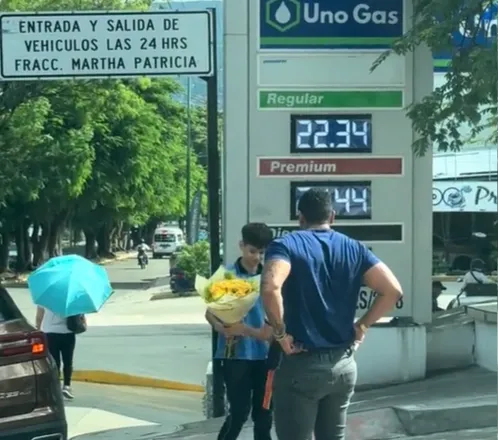 Viral Video Ayah Sangar Dampingi Putrinya Terima Bunga dari Teman Lelaki