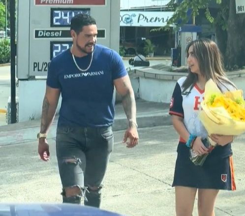 Viral Video Ayah Sangar Dampingi Putrinya Terima Bunga dari Teman Lelaki