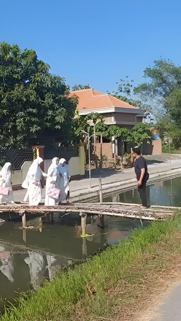 Detik-detik Jembatan Kayu yang Dilewati Emak-emak Mendadak Ambruk