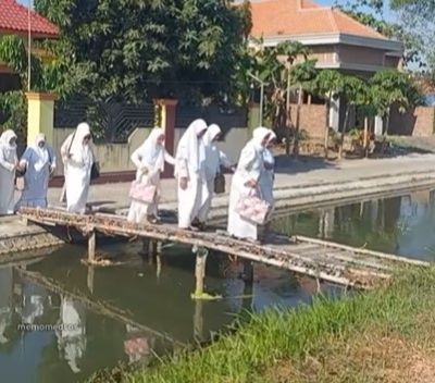 Detik-detik Jembatan Kayu yang Dilewati Emak-emak Mendadak Ambruk
