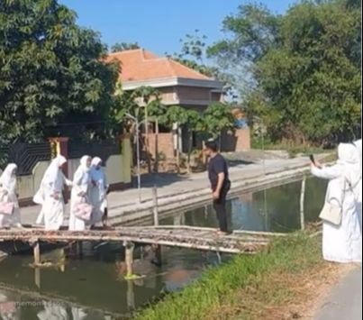 Detik-detik Jembatan Kayu yang Dilewati Emak-emak Mendadak Ambruk