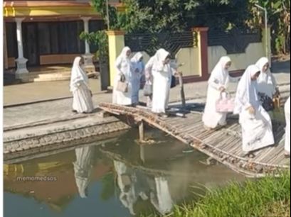 Detik-detik Jembatan Kayu yang Dilewati Emak-emak Mendadak Ambruk